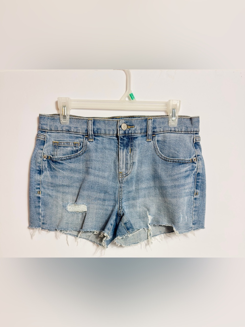 Old Navy Light Blue Boyfriend Denim Cutoff Shorts women’s size 6 (G-58) NWOT‎